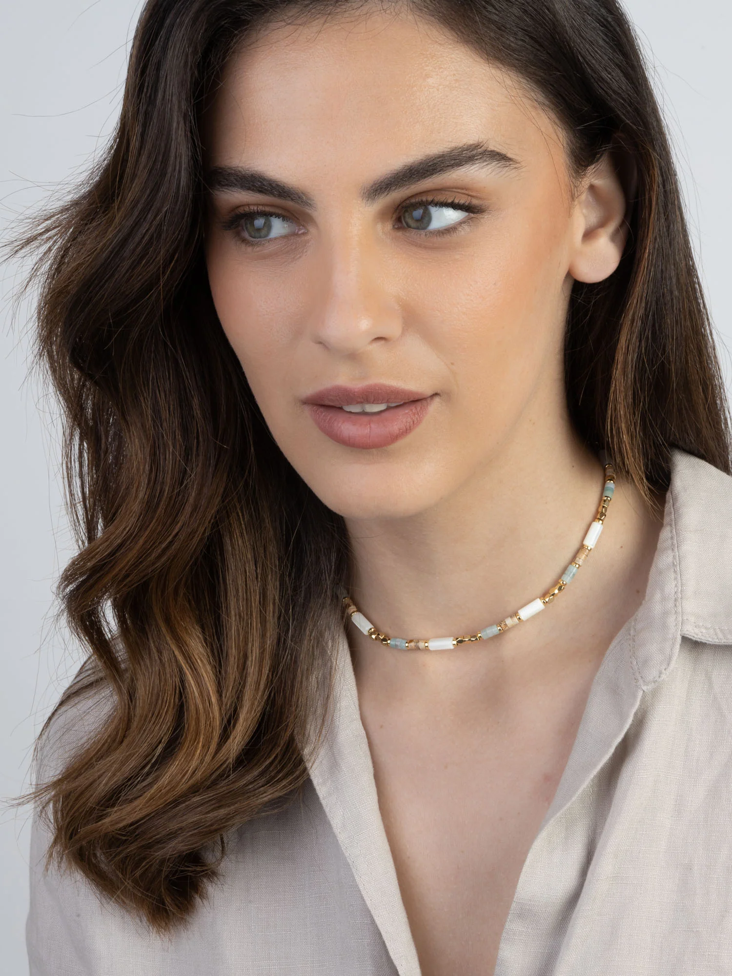 Colar choker banhado a ouro com madrepérola, jaspe e Iolita colorida - Image 2