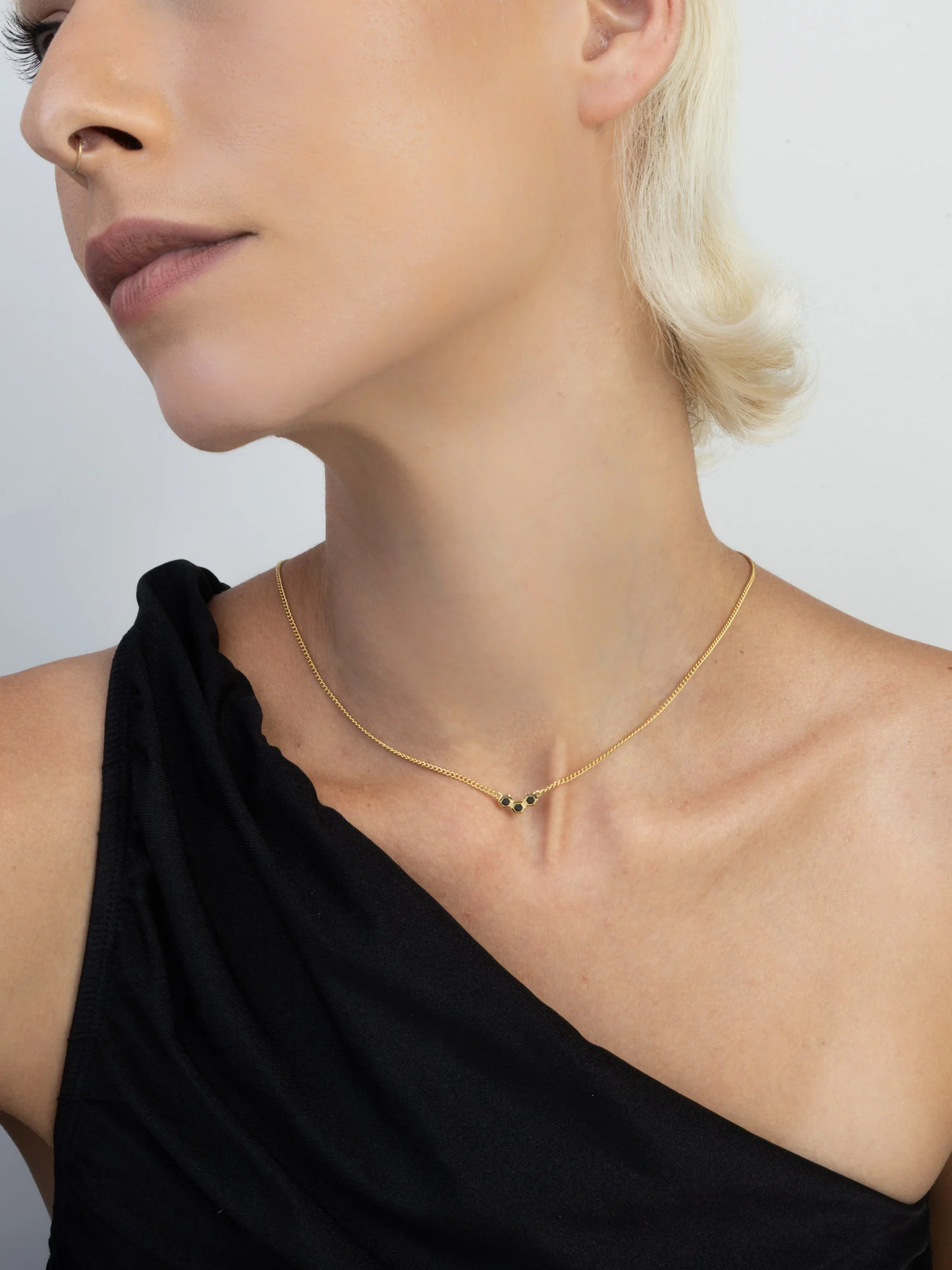 Fio com pendente banhado a ouro com zircónias pretas - Image 2