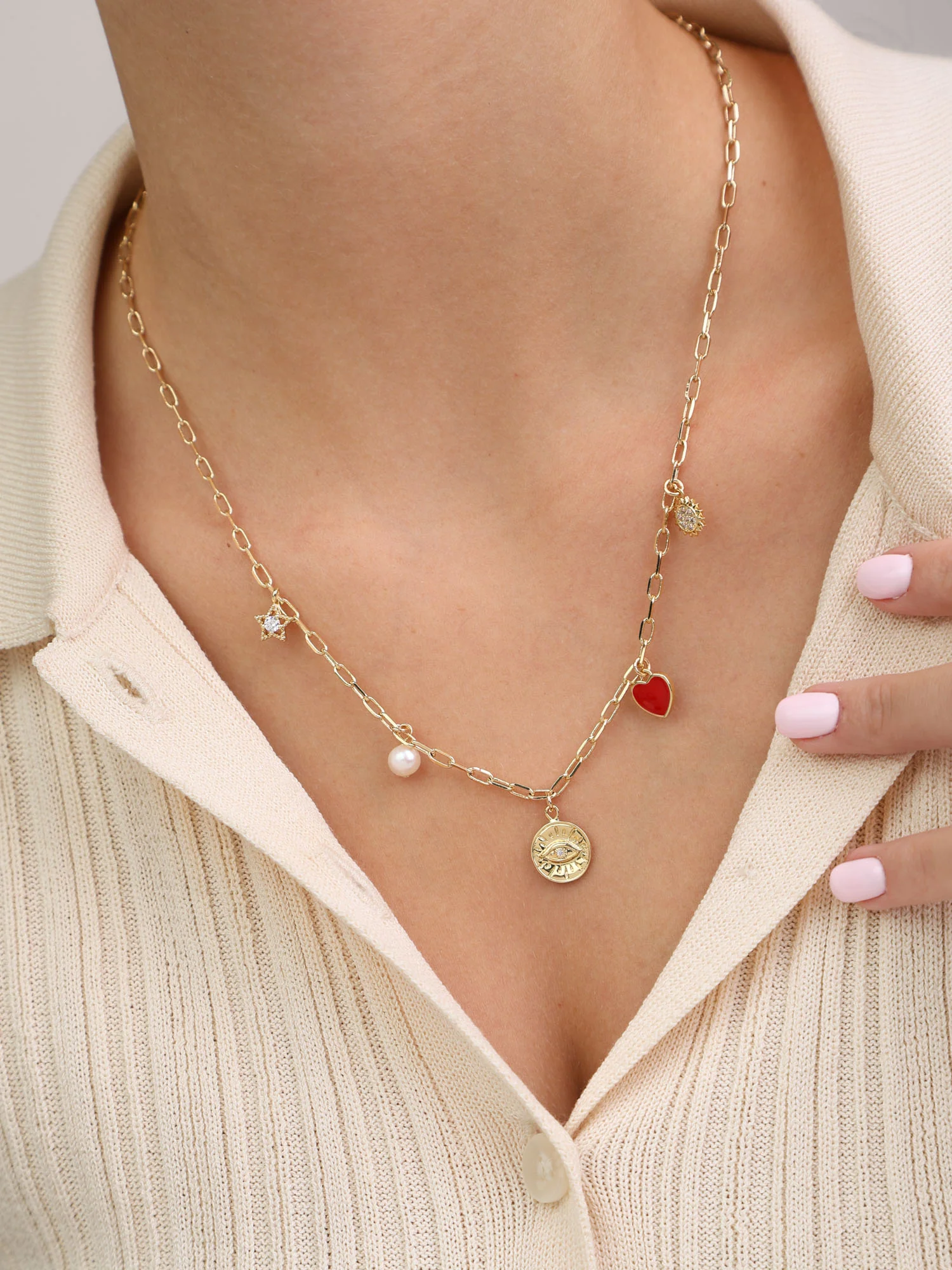 Colar de charms banhado a ouro com zircónias, pérola e esmalte - Image 2