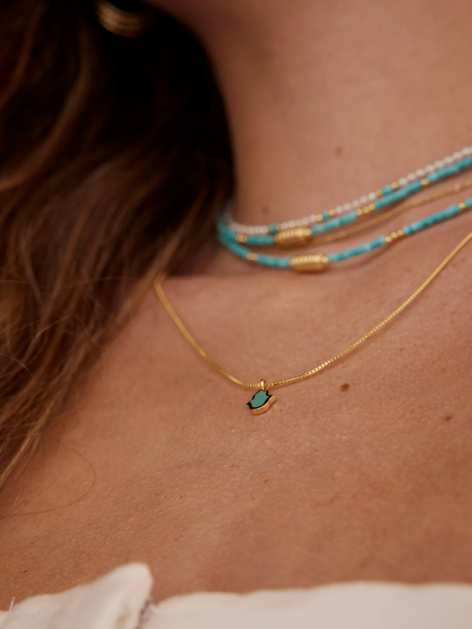 Fio com pendente Mão de Fátima banhado a ouro com esmalte - Image 3